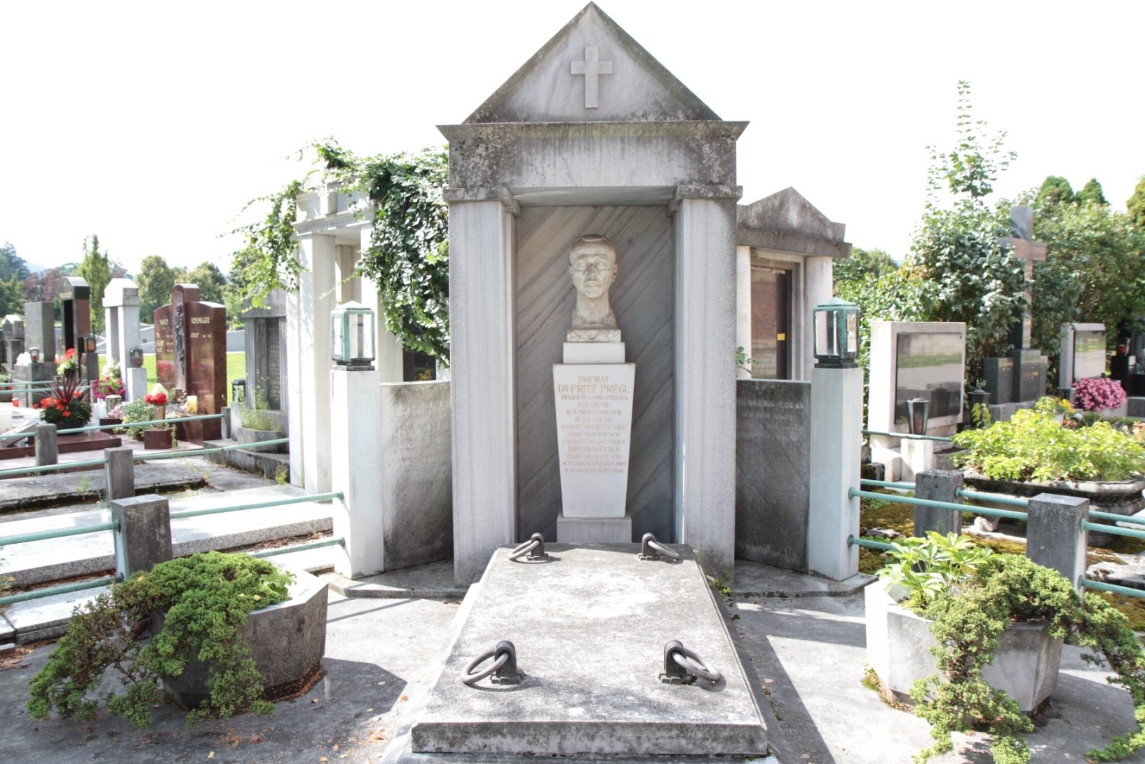 Fritz Pregl's tomb, Graz - 04.JPG